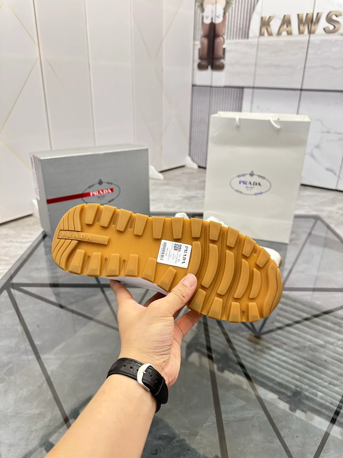 Men's shoes: 💰P600¥ High-end top quality Product trademark: Prada *"Prada*" low-top casual shoes Regular size: 38-45 (can be customized to 46) Product material: imported cowhide upper, breathable lining, cowhide foot pads, original ultra-light foam outsole. No.: 001